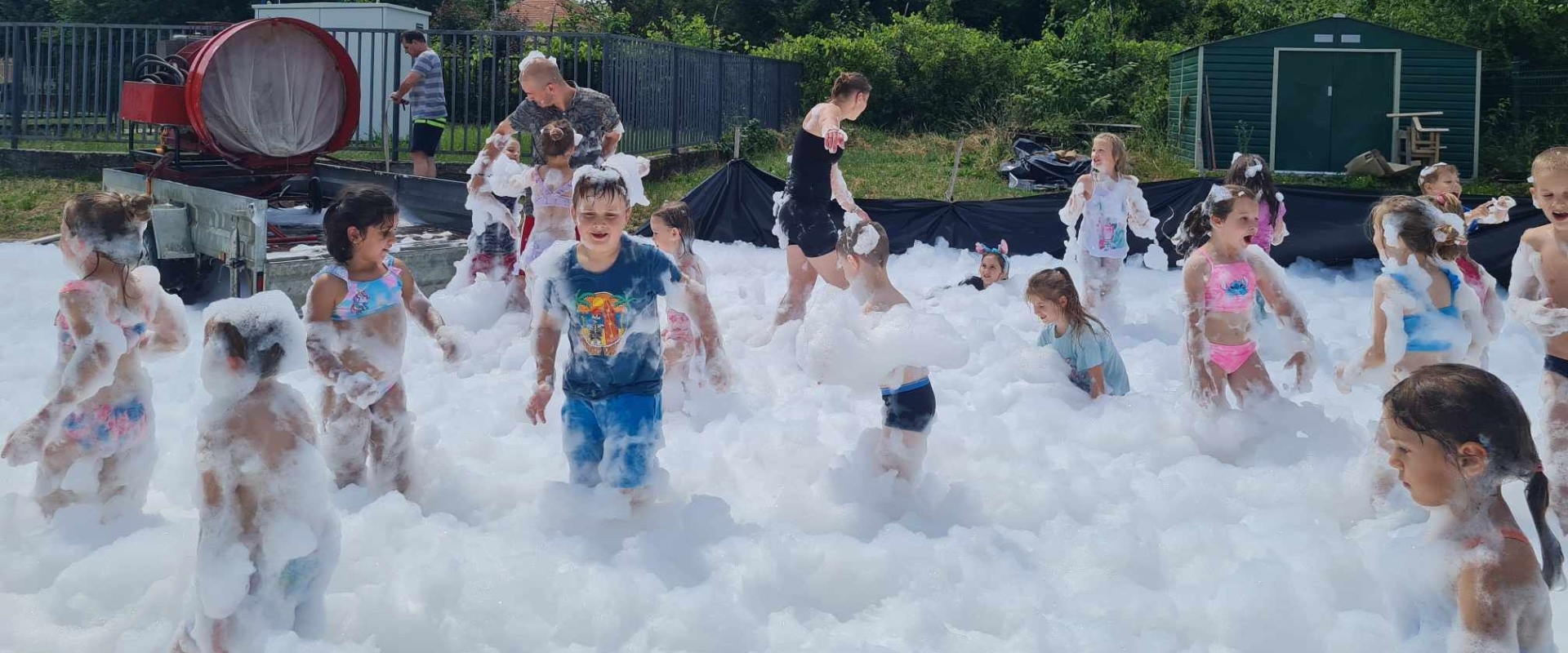 Slide: Búcsú a nagyoktól, habfürdővel