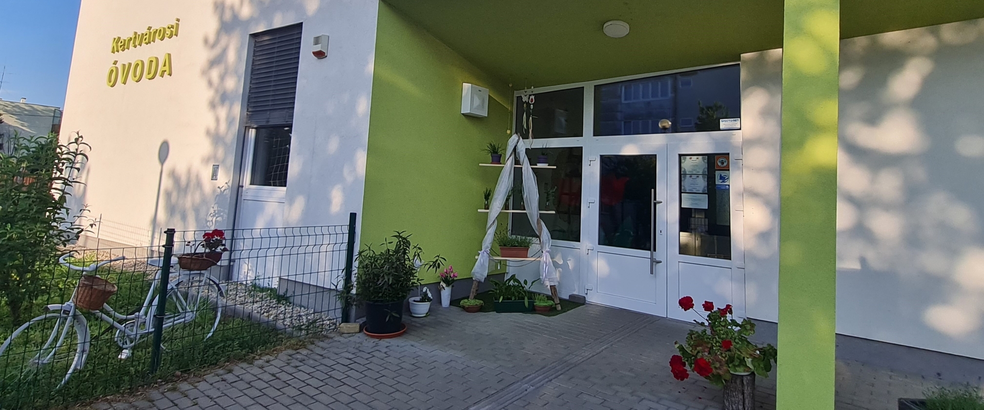 Slide: Az Egri Kertvárosi Óvoda nyári látképe